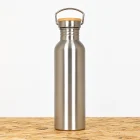 - ALT: Botella de acero inoxidable reutilizable de 750 ml con tapón de bambú