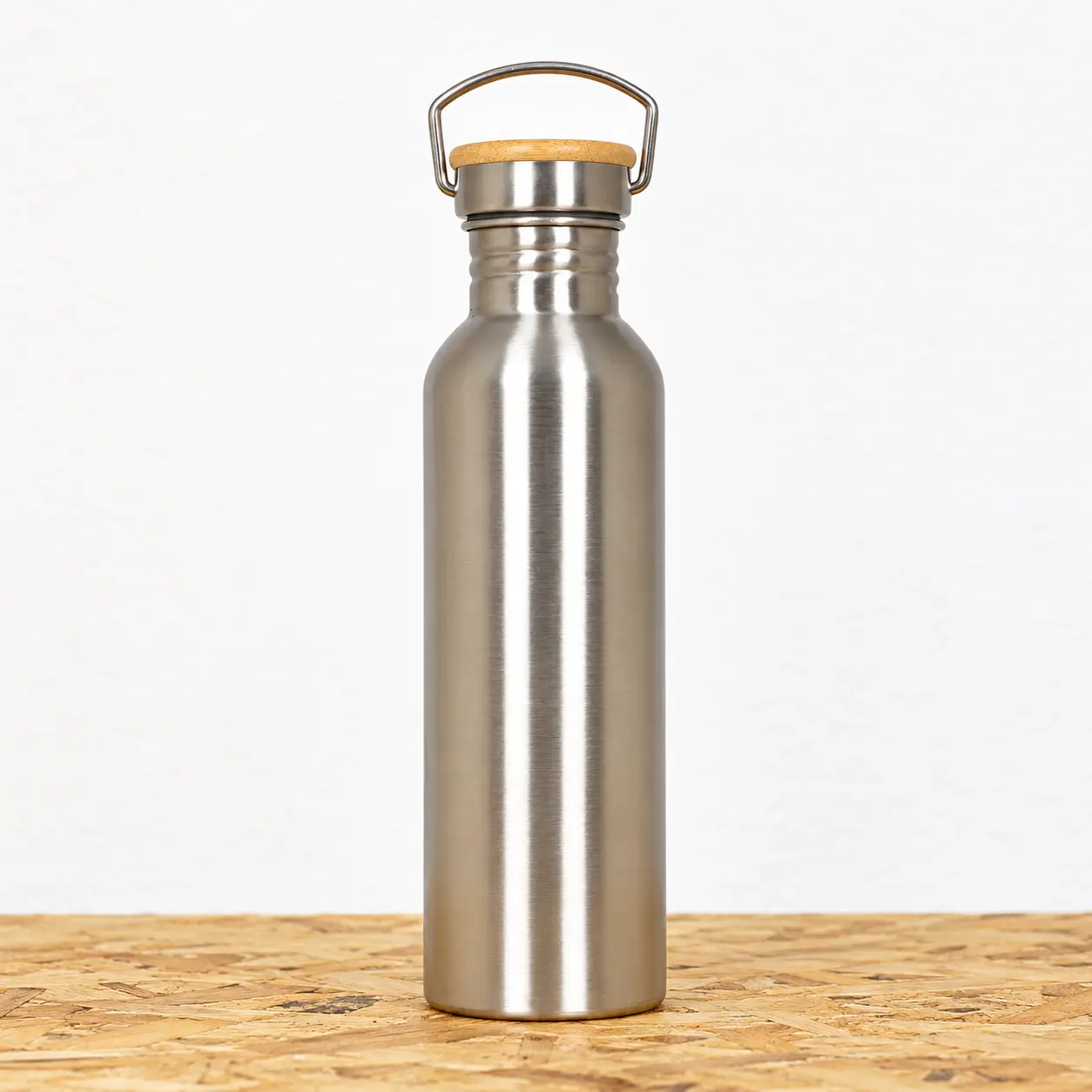 botella-acero-inoxidable-750ml - ALT: Botella de acero inoxidable reutilizable de 750 ml con tapón de bambú